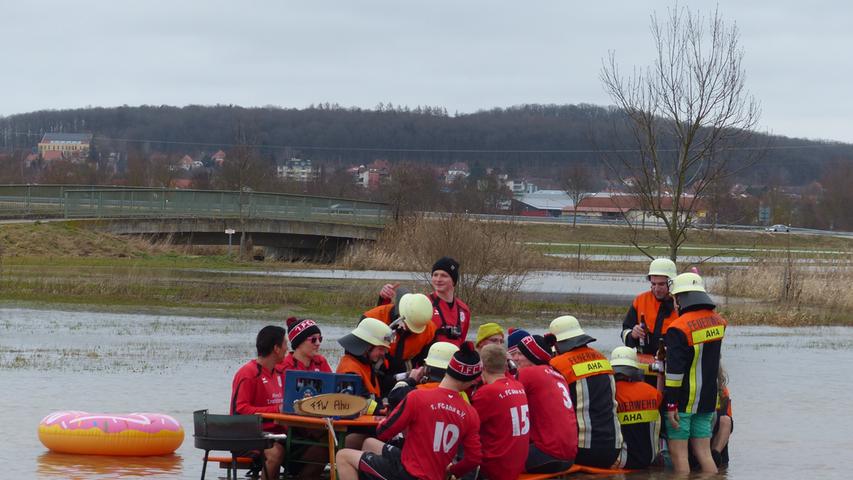 In Aha taten sich die Brandschützer und die Sportler zusammen und machten es sich in der Altmühlüberschwemmung bequem.