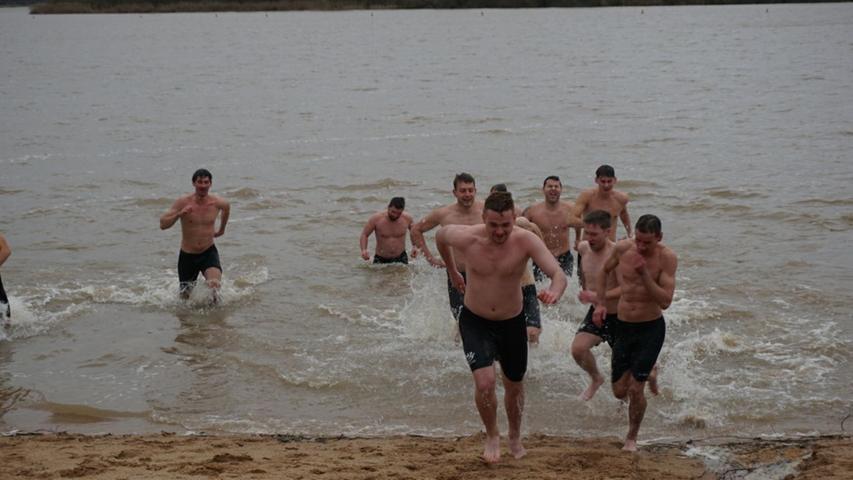 Ganze Kerle: Die Sportler vom FC Altenmuhr wagten sich in die eiskalten Fluten.