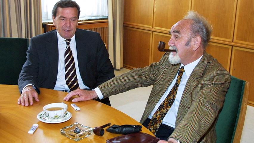Gedankenaustausch mit Bundeskanzler Gerhard Schröder (September 2002). Wenn hochrangige Interviewgäste aus der Politik bei den NN zu Gast waren, nutzte Bruno Schnell das immer wieder zu einem persönlichen Gespräch.