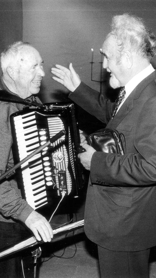 Der Swing-Fan Bruno Schnell. Viele Jahre sorgte der Akkordeonist und Leiter des SWF-Rundfunkorchesters, Hubert Deuringer, mit seiner Band für die musikalische Umrahmung der alljährlichen Jubilarehrung des NN-Verlags auf der Nürnberger Burg.