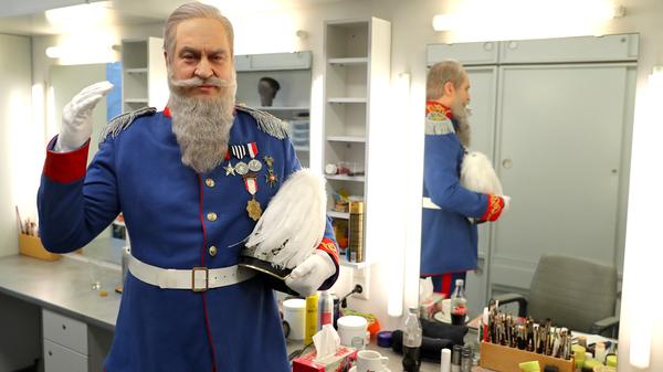 Die Zeiten von Shrek, Homer und Co. sind nun vorbei: 2018 präsentiert sich Markus Söder mit einem langen, grauen Bart und historischer Unfiform als Prinzregent Luitpold von Bayern.