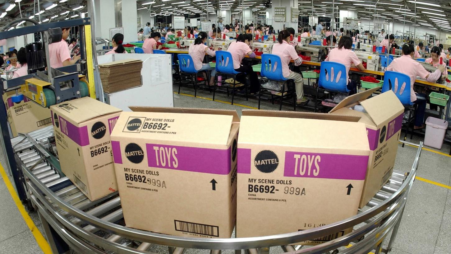 Chinesische Arbeiterinnen fertigen in einer Spielzeugfabrik von Mattel in Guanyao, Provinz Guangdong, Spielzeug (undatierte Aufnahme).
