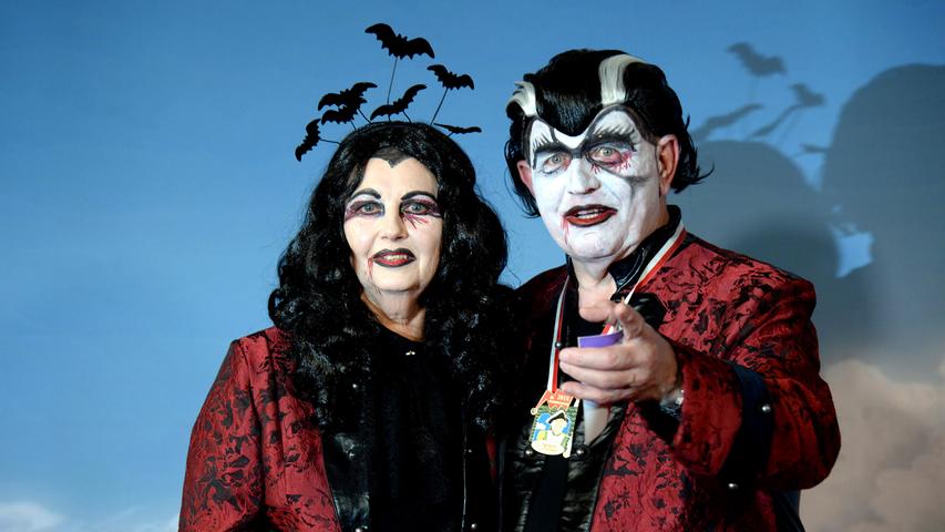 Freuen sich jetzt schon auf Halloween: Unterfrankens Bezirkstagspräsident Erwin Dotzel samt Ehefrau.