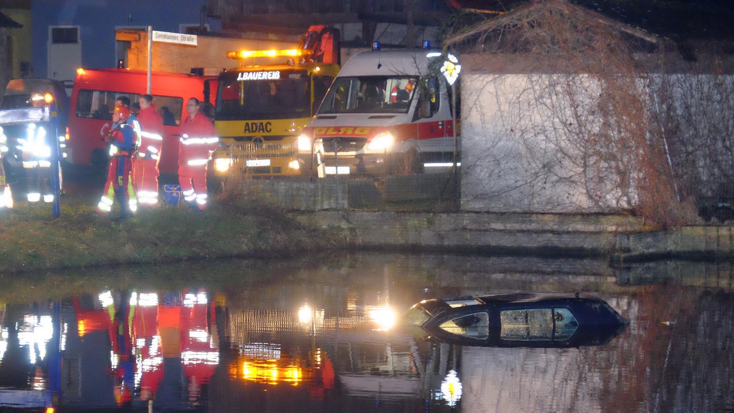 Diese Fahrt endete nass für das Auto sowie den Fahrzeugführer.