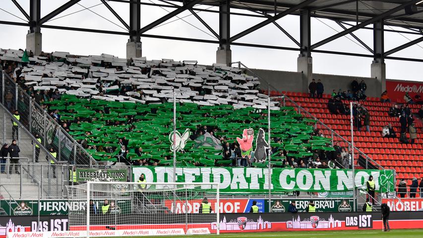 "Diffidati con noi" ist Italienisch und bedeutet so viel wie "Ausgesperrte mit uns". Ein netter Gruß an die Stadionverbotler.