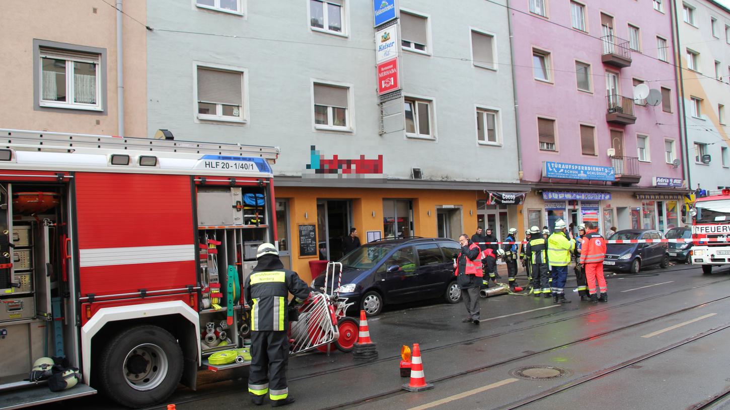 Nachdem eine Dunstabzugshaube am frühen Samstagnachmittag in einem Döner-Restaurant Feuer fing, musste das gesamte Gebäude wegen der Rauchentwicklung evakuiert werden.