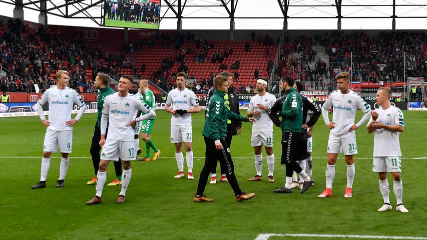 So sehen Verlierer aus: Mit 0:3 unterlag die Spielvereinigung dem FC Ingolstadt. Die Mannschaft stellte sich danach bedröppelt vor den unzufriedenen Fans auf. Wie es so weit kommen konnte? Hier ist das Spiel in Bildern.