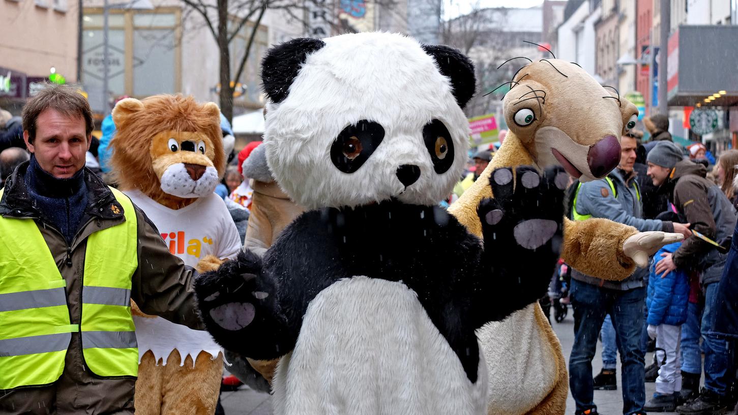 Ein Panda posiert beim Toon-Walk am Samstag in der Nürnberger Innenstadt. Neben ihm winkt das Faultier "Sid" aus "Ice Age" den Besuchern zu.