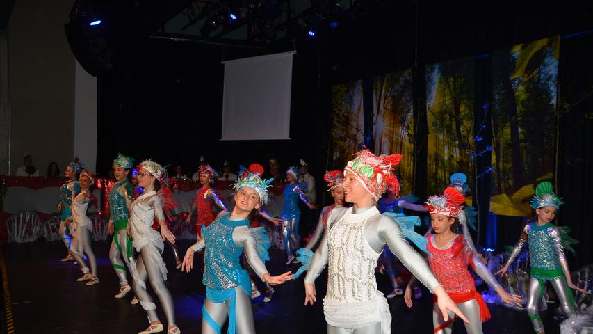 Farbenfroh ging's zu bei der Prunksitzung des Rother Carneval Verein