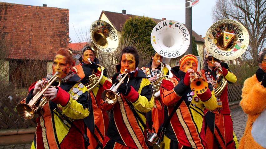 Narrenbaum krönt die Faschingszeit in Mitteleschenbach