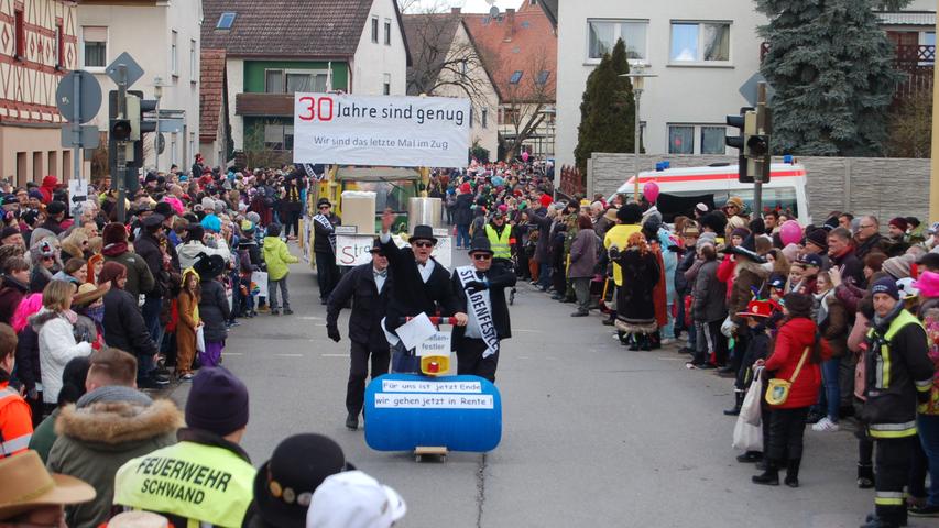 Nach 30 Jahren nahm die Nachbargemeinschaft "Die Straßenfestler" aus Schwanstetten zum letzten Mal am Faschingszug teil und verabschiedete sich in die Rente.
