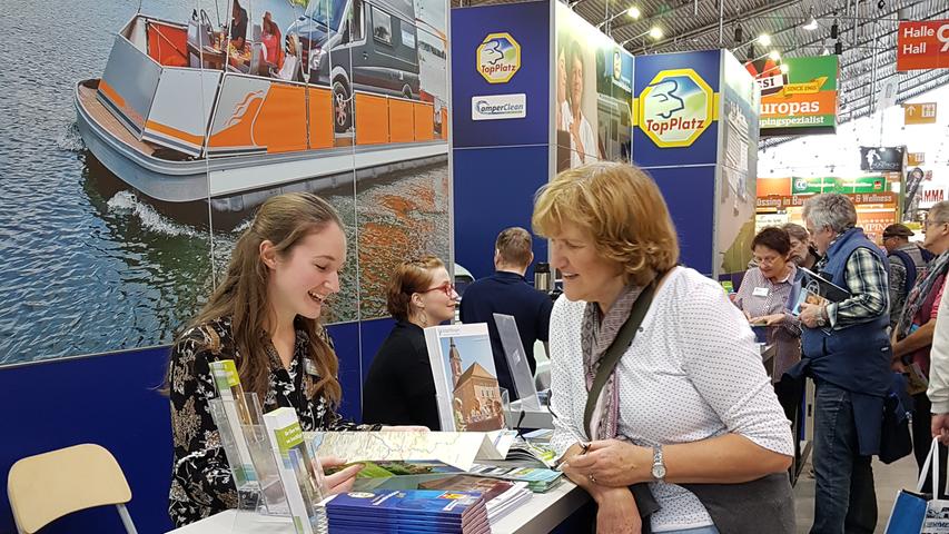 Pünktlich zum Auftakt der neuen Reisemesse-Saison präsentierte die Kur- und Touristinformation Treuchtlingen die aktuellen Broschüren auf der CMT in Stuttgart, Europas größte internationale Messe für Caravan, Motor und Touristik. Am Stand des Naturpark Altmühltal rührte Vanessa Gerhäuser an zwei Tagen fleißig die Werbetrommel und informierte die interessierten Besucher insbesondere über Angebote zum Wandern und Radeln in Treuchtlingen. Um der Reisemobil-Stellplatz Erweiterung, die im Herbst beginnt, den richtigen Schub zu verleihen, standen Günther Hüttinger und Vanessa Gerhäuser anschließend an fünf Tagen Rede und Antwort am Stand von TopPlatz, einem Verbund von 121 ausgezeichneten Stellplätzen. Hier erhielten die Touristiker viel Lob für den komfortablen Reisemobil-Stellplatz am Kurpark und konnten auch viele Messegäste für einen Besuch des Altmühltals begeistern. Pünktlich zum Auftakt der neuen Reisemesse-Saison präsentierte die Kur- und Touristinformation Treuchtlingen die aktuellen Broschüren auf der CMT in Stuttgart, Europas größte internationale Messe für Caravan, Motor und Touristik. Am Stand des Naturpark Altmühltal rührte Vanessa Gerhäuser an zwei Tagen fleißig die Werbetrommel und informierte die interessierten Besucher insbesondere über Angebote zum Wandern und Radeln in Treuchtlingen. Um der Reisemobil-Stellplatz Erweiterung, die im Herbst beginnt, den richtigen Schub zu verleihen, standen Günther Hüttinger und Vanessa Gerhäuser anschließend an fünf Tagen Rede und Antwort am Stand von TopPlatz, einem Verbund von 121 ausgezeichneten Stellplätzen. Hier erhielten die Touristiker viel Lob für den komfortablen Reisemobil-Stellplatz am Kurpark und konnten auch viele Messegäste für einen Besuch des Altmühltals begeistern.