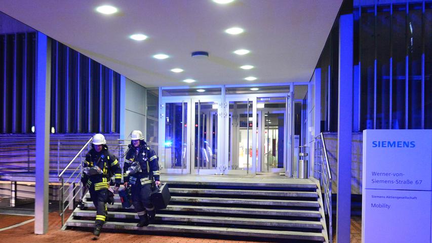 Die Erlanger Feuerwehr wurde zum Siemens-Hochhaus gerufen, weil es dort brennen sollte. Doch es waren nur Leuchtschriften in einem Büro, die dort flackerten..Foto: Klaus-Dieter Schreiter