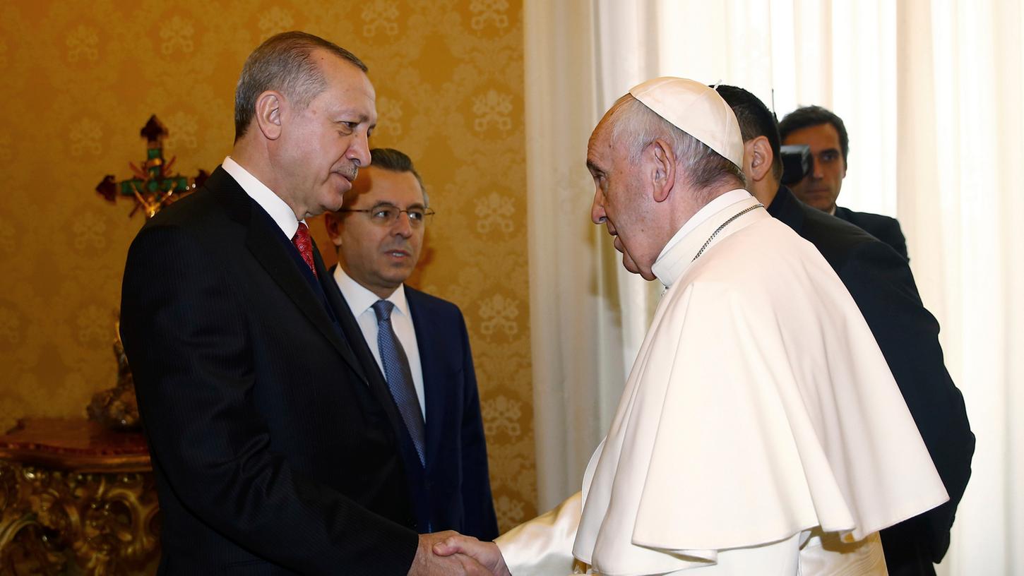 Papst Franziskus gibt Recep Tayyip Erdogan, Präsident der Türkei, bei einer Privataudienz am Montag die Hand. Im Mittelpunkt des Treffens soll die Jerusalem-Krise stehen. Erdogan will nach dem Angriff auf Afrikaner in Italien mit dem Papst auch über das Thema Fremdenhass sprechen.