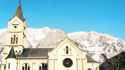Die imposante Kirche in der Ramsau, vor der eindrucksvollen Kulisse des Dachstein-Massivs. Der Architekt Hans Kieser aus Nürnberg hat das Gotteshaus in neuromanischem Stil geplant. Das wird auf einer Tafel neben dem Kircheneingang auch entsprechend gewürdigt. Foto: Wolf Die imposante Kirche in der Ramsau, vor der eindrucksvollen Kulisse des Dachstein-Massivs. Der Architekt Hans Kieser aus Nürnberg hat das Gotteshaus in neuromanischem Stil geplant. Das wird auf einer Tafel neben dem Kircheneingang auch entsprechend gewürdigt. Foto: Wolf