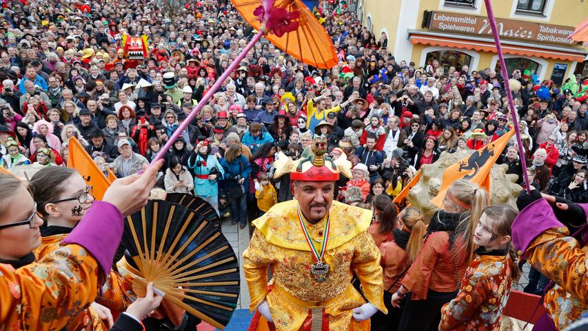 Kaiser Fu-Gao-Di schreitet seiner erneuten Krönung entgegen. Die prächtige Zeremonie auf dem Dietfurter Rathausplatz wird meist von mehr als 20 000 Besuchern begleitet.