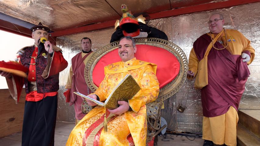 So prächtig ausstaffiert macht der Kaiser von "Bayrisch China" dann auch auf dem Thron eine ausgezeichnete Figur.