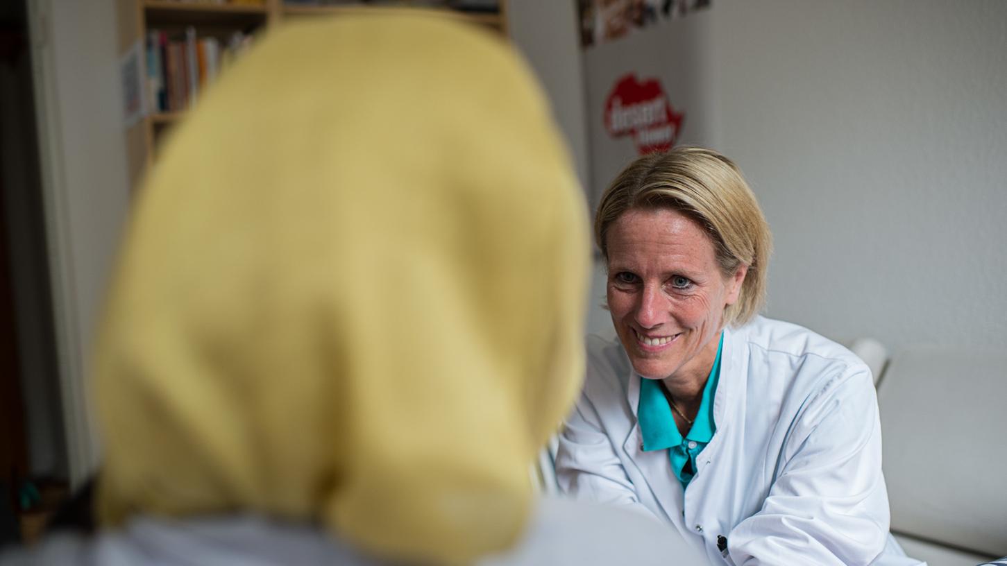 Dr. Cornelia Strunz (rechts) ist die ärztliche Koordinatorin des Desert Flower Center Berlin, das Frauen mit verstümmelten Genitalien im Krankenhaus Waldfriede chirurgisch und psychologisch versorgt.