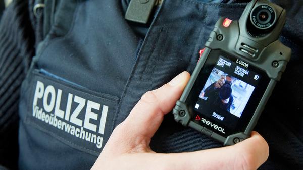 Die CSU hat Anträge eingereicht, um ihr eigenes Gesetz zu ändern - allerdings sicher nicht im Sinne der Opposition: Bodycams (kleine Kameras direkt am Körper) der Polizisten sollen demnach ununterbrochen filmen dürfen. Das Material werde dann laufend gelöscht, heißt es. Zudem sollen Hersteller von Sicherheitssystemen verpflichtet werden, den Beamten zu helfen, wenn diese sich Zutritt zu einer Wohnung verschaffen müssen.