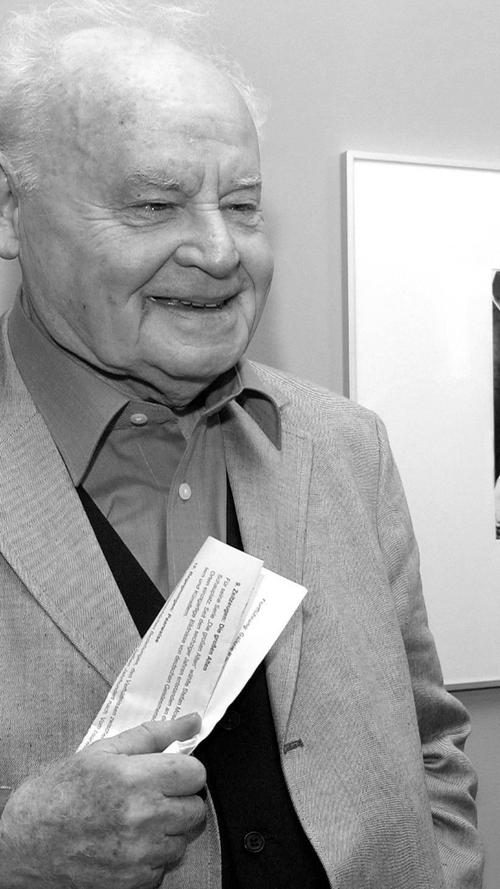 Einer von Deutschlands bekanntesten Fotografen, Stefan Moses, ist im Alter von 89 Jahren gestorben. Zahlreiche Prominente hat der Fotograf mit seinen Kameras porträtiert, darunter Heinrich Böll, Willy Brandt, Otto Dix, Günter Grass, Thomas Mann und Martin Walser. Ebenso zeichnete er sich unter anderem durch Reportagen in Zeitschriften aus.