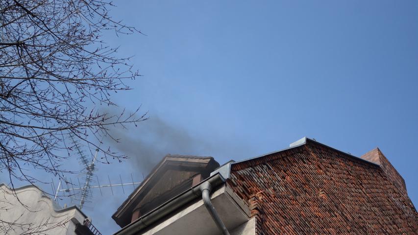 Rauch über Fürths Dächern: Feuer in Wohnung