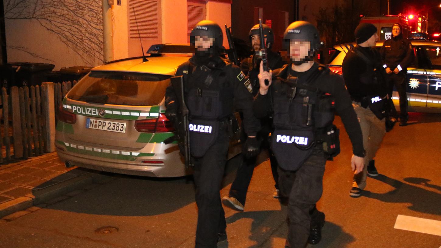 Schwerbewaffnete Kräfte der Polizei im Nürnberger Stadtteil Gleißhammer.