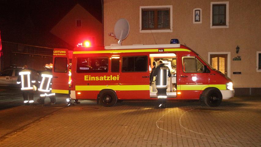 Bei einer Gasexplosion in einer von der Landwirtschaft genutzten Halle in Edelsfeld (Landkreis Amberg-Sulzbach) sind mindestens 100.000 Euro Sachschaden entstanden.