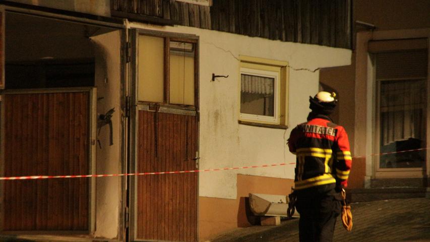 Bei einer Gasexplosion in einer von der Landwirtschaft genutzten Halle in Edelsfeld (Landkreis Amberg-Sulzbach) sind mindestens 100.000 Euro Sachschaden entstanden.