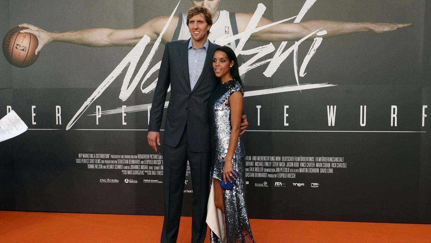 Dirk Nowitzki mit seiner Frau Jessica bei der Premiere des Kinofilms "Nowitzki".