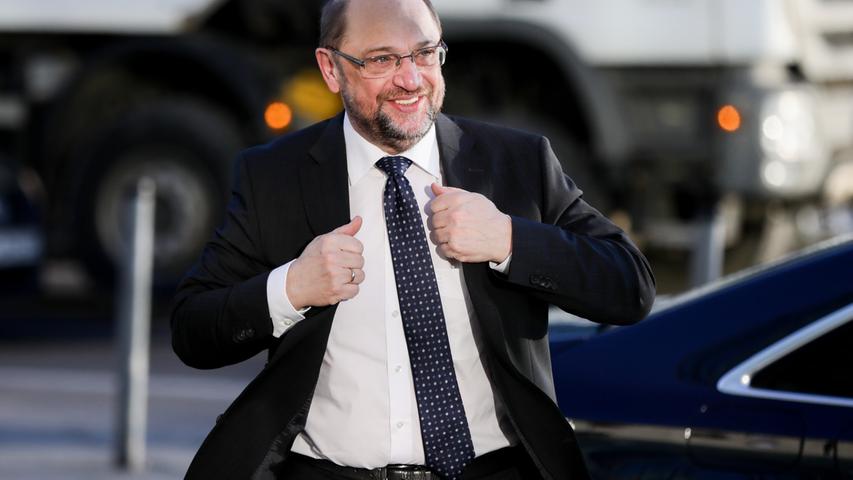Zunächst war für SPD-Chef Martin Schulz das Amt des Außenministers vorgesehen. Nach massiver Kritik - auch seitens von Sigmar Gabriel - zog er diesen Wunsch allerdings zurück. Sein Amt als Parteiführer gab er an Andrea Nahles ab.