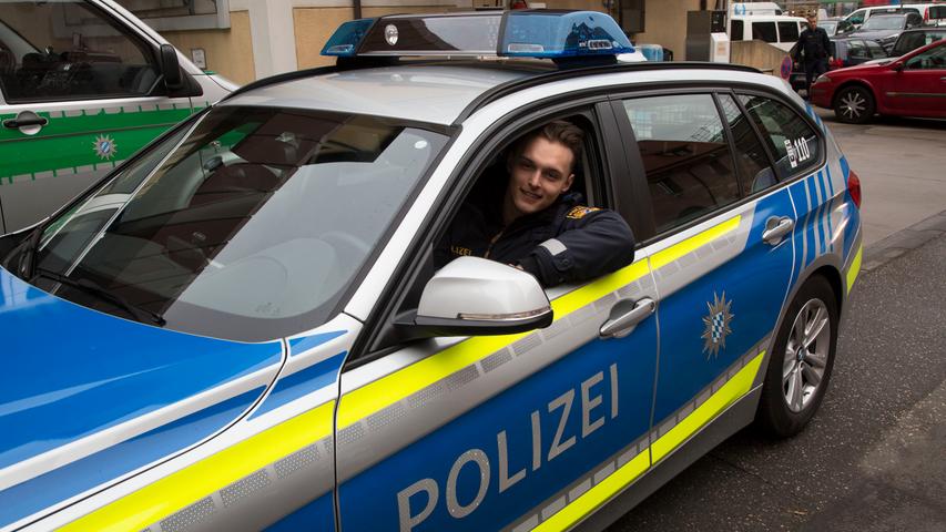 Er ist ein Multifunktionswagen, der BMW 318 Touring der bayerischen Polizei. Vor eineinhalb Jahren kamen die ersten der neuen Autos in blauem Design im Polizeipräsidium Mittelfranken an. Heute streift von den insgesamt rund 400 uniformierten Fahrzeugen in Mittelfranken bereits ein Drittel im blauen Design durch Städte und Gemeinden.