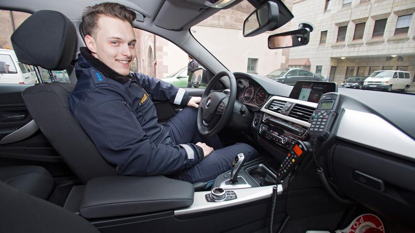 Christopher Liebelt (25) ist Beamter der Polizeiinspektion Nürnberg-Mitte. Er streift gerne mit dem blauen Flitzer durch die Stadt.