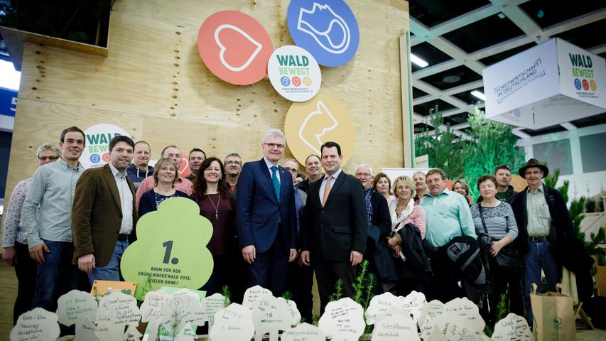 Pünktlich zur Internationalen Grünen Woche, dem traditionellen Jahresauftakt der Landwirtschaft, folgte die Forstbetriebsgemeinschaft Franken Süd der Einladung des Bundestagsabgeordneten Artur Auernhammer nach Berlin. Im Rahmen des Besuches informierte sich die Gruppe unter anderem im Deutschen Bundestag, der Bayerischen Landesvertretung und dem Bundesinnenministerium über aktuelle politische Vorhaben und Entwicklungen in der Forstwirtschaft. Ein weiterer Höhepunkt der Reise war der Besuch der wichtigsten Messe der Ernährungswirtschaft, Landwirtschaft und des Gartenbau, kurz “Grüne Woche” genannt. Hier kam es auch zu einem für die Waldbesitzer anregenden Austausch mit dem Präsidenten der Arbeitsgemeinschaft der Waldeigentümer Philipp Freiherr zu Guttenberg.