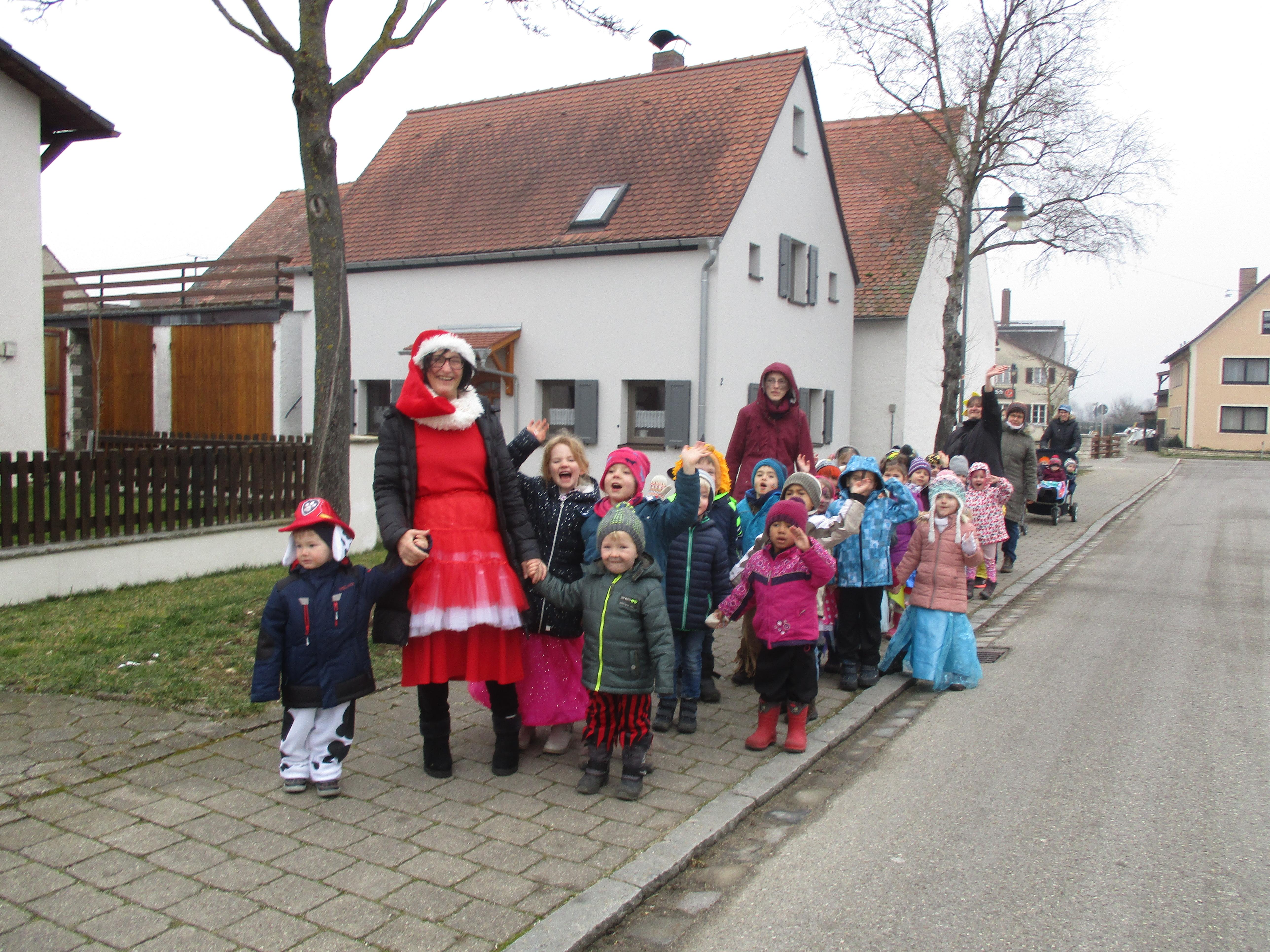 Am unsinnigen Donnerstag feierte die Kinder im evangelische Kindergarten Wettelsheim ihren Faschingstag, die selbstgebackenen Faschingskrapfen von Frau Hüttinger kamen besonders gut an, nach vielen Spielen und Tänzen zogen die Maskerla durchs Dorf.