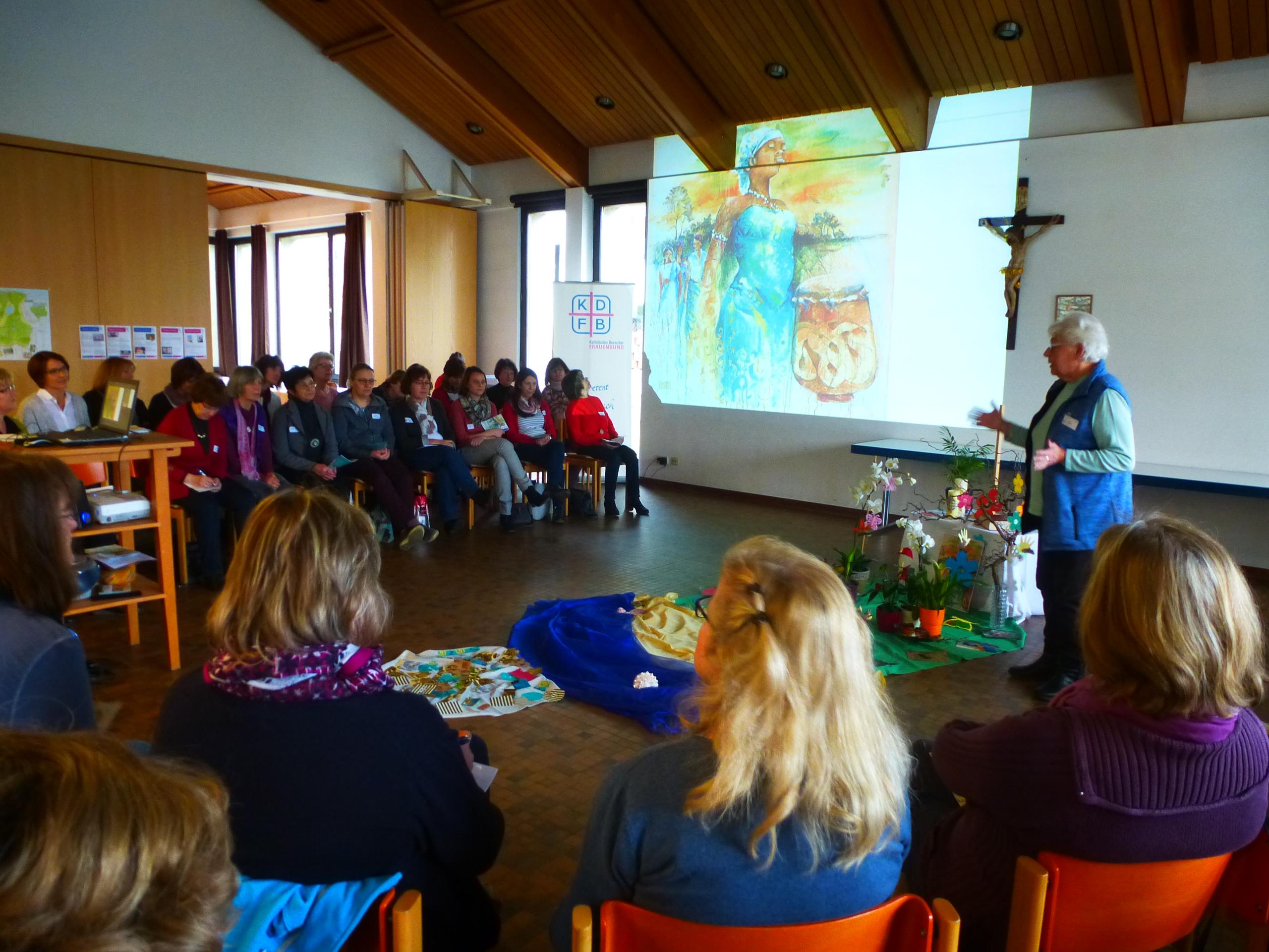 Im katholischen Pfarrheim in Treuchtlingen nahmen knapp 60 Frauen an der Einführungsveranstaltung des Katholischen Deutschen Frauenbundes zum Weltgebetstag teil. Die Teilnehmerinnen erarbeiteten in Workshops kreative Elemente, die zum Abschluss des Tages im gemeinsamen Gottesdienst vorgestellt wurden. Der Weltgebetstag wird in über 170 Ländern immer am ersten Freitag im März, dieses Jahr am 2. März, von christlichen Frauen in einem ökumenischen Gottesdienst gefeiert. Das Motto des Tages lautet heuer „Gottes Schöpfung ist sehr gut!“, Themenland ist das südamerikanische Surinam.