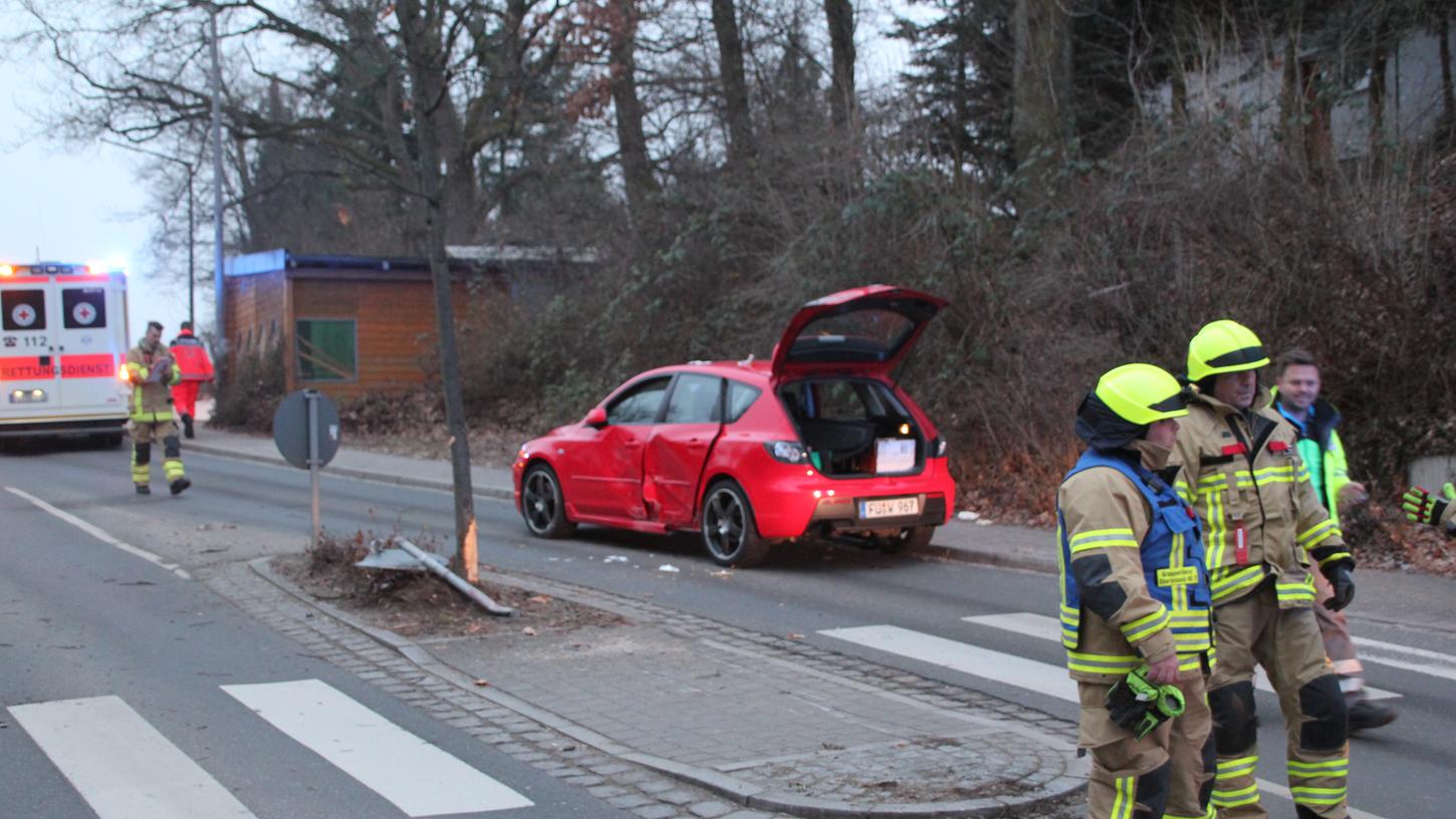 Durch den Zusammenstoß schleuderte der Mazda auf eine Verkehrsinsel, riss dabei ein Verkehrsschild um und zog einen Baum in Mitleidenschaft.