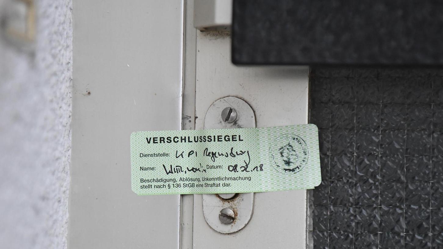 Die Kripo Regensburg versiegelte am Unsinningen Donnerstag die Wohnung, in der ein 59-jähriger Deininger seine Partnerin umgebracht haben soll.