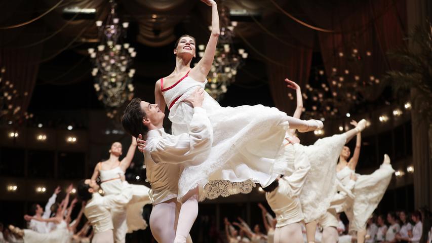 Tänzerinnen und Tänzer des Wiener Staatsopernballetts zeigten ihr Können, bevor die geladenen Gäste das Tanzbein schwingen durften.