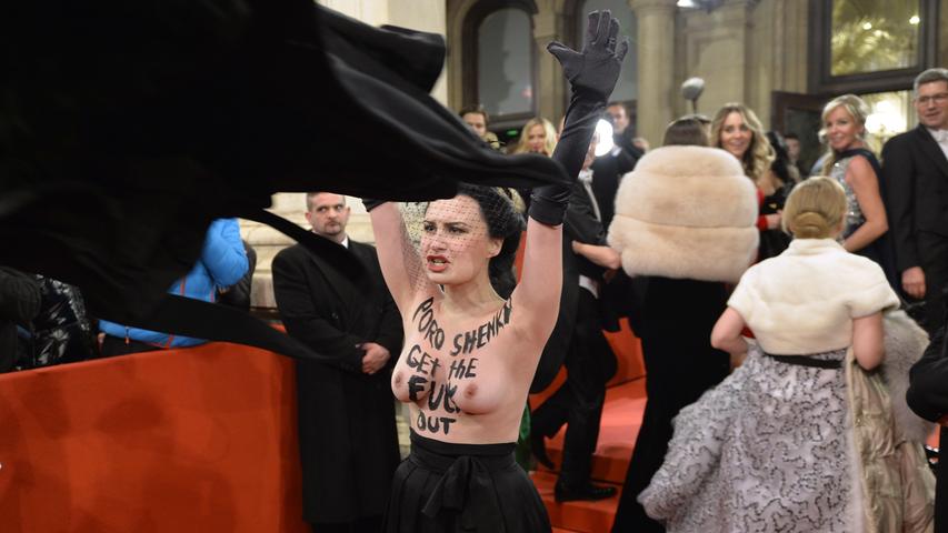 Eine Femen Aktivistin demonstrierte im Rahmen des Wiener Opernballes vor Staatsoper mit der Aufschrift "Poroshenko get the fuck out" gegen den Besuch des ukrainischen Staatspräsidenten Poroschenko.