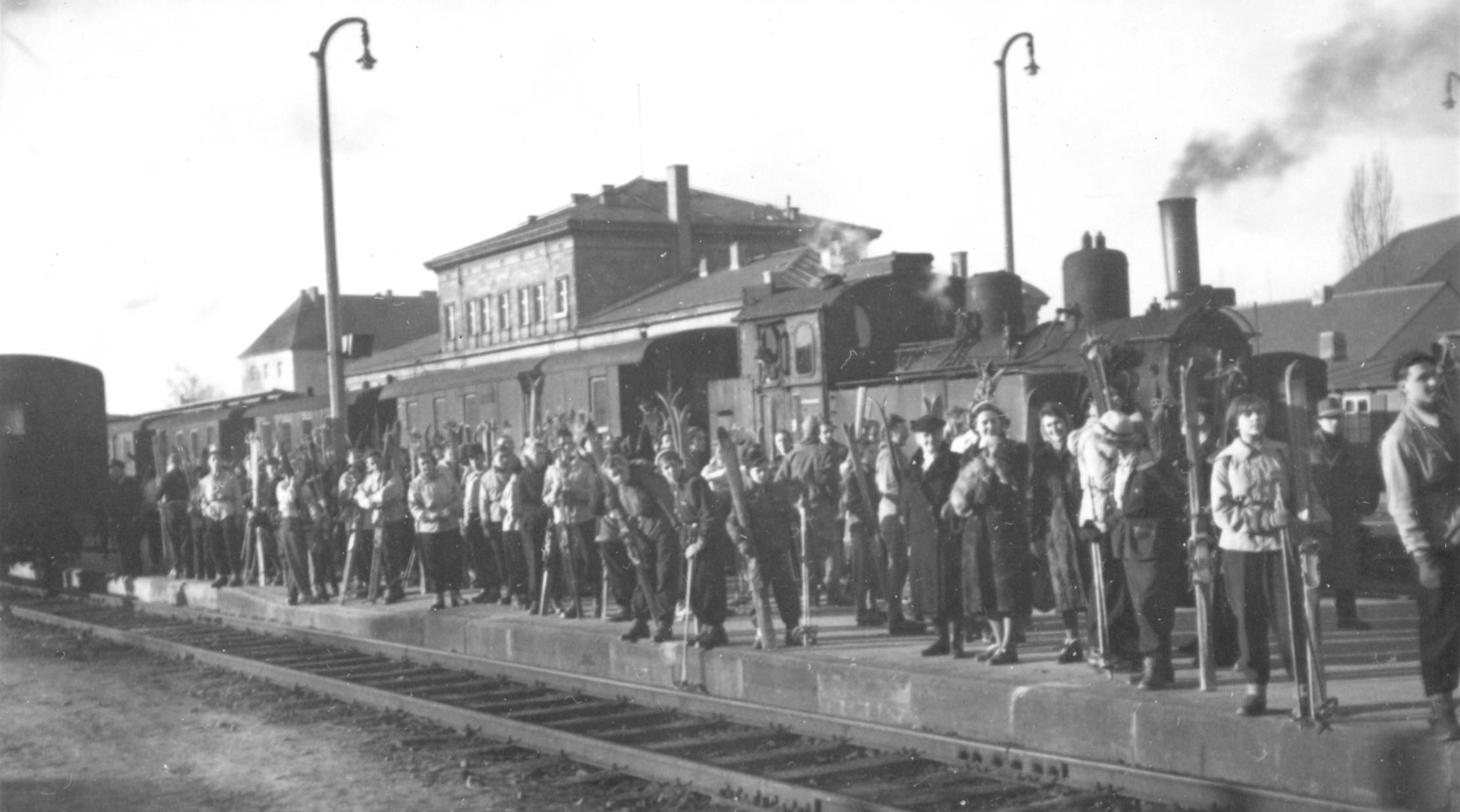 In die Alpen fuhr in den 1950ern noch kaum jemand aus der Region zum Skifahren. Vielmehr drängelten sich die Massen, wie hier im Februar 1952, am Bayreuther Bahnhof, um einen der begehrten Sonderzüge ins nahe Winterparadies im Fichtelgebirge zu erwischen.