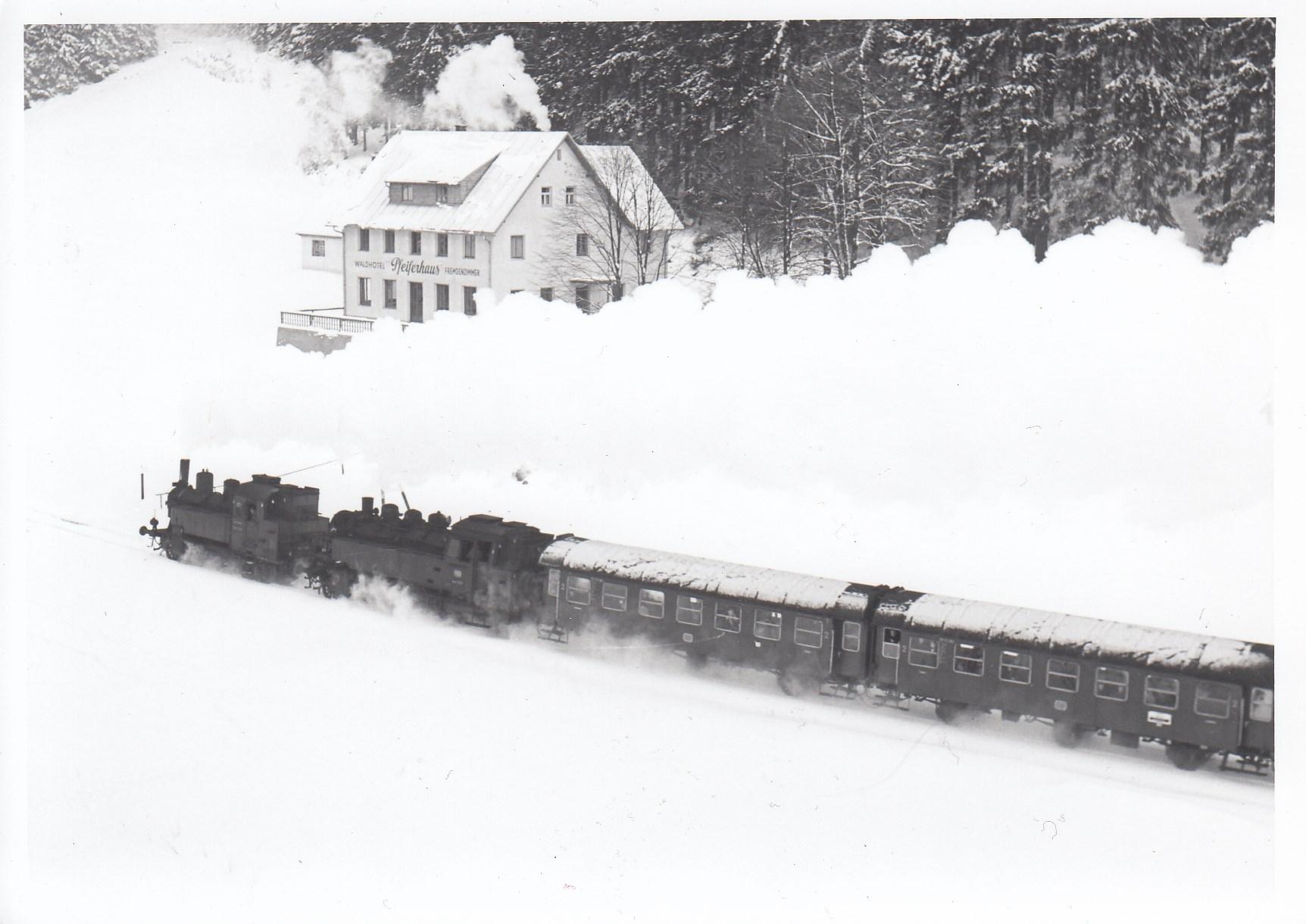 Auch vom Nürnberger Hauptbahnhof fuhren Sonderzüge mit Wintersportlern ins Fichtelgebirge. Drei Stunden brauchte die Bahn, um von Nürnberg zum Endbahnhof Warmensteinach zu gelangen. Für das letzte steile Stück waren zwei Lokomotiven nötig, um die Waggons bergauf zu ziehen.