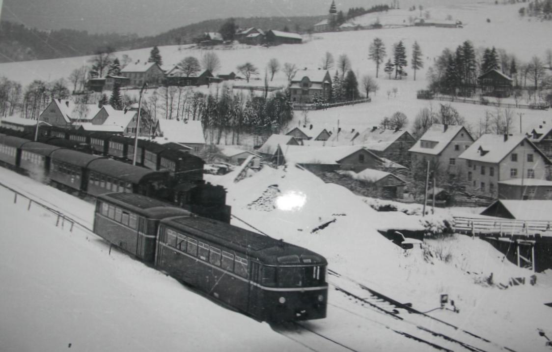 "Rodelzüge" nannte man die Bahnen, weil in der Anfangszeit vor allem Rodler mit ihren Holzschlitten an Bord waren. Schnell liefen ihnen aber die Skifahrer den Rang ab.