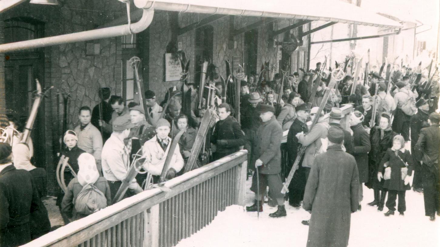 Am Bahnhof in Warmensteinach im Fichtelgebirge fielen an Wochenenden in den 1950ern tausende begeisterte Wintersportler aus Nürnberg, Fürth oder Bayreuth ein.