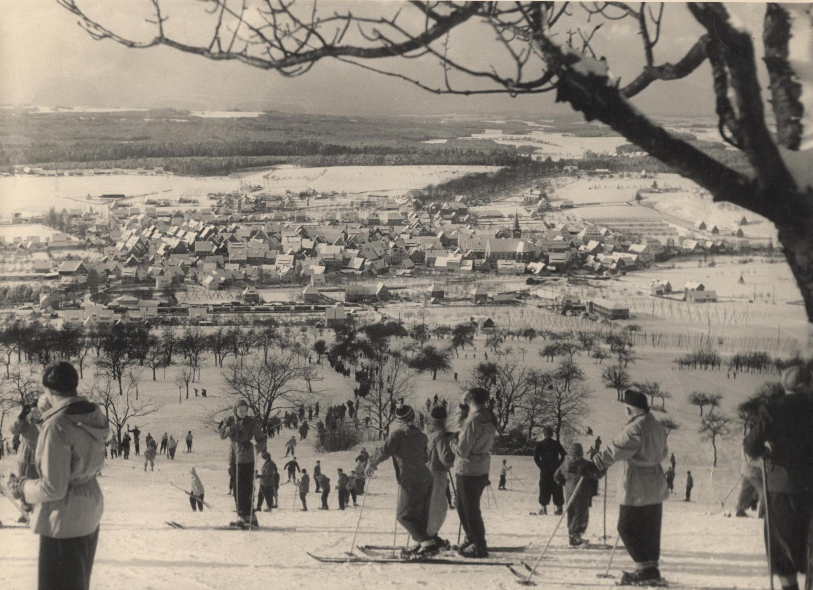 Nicht nur ins Fichtelgebirge strömten in den 1950ern die skibegeisterten Massen. Wer die lange Anreise scheute, fuhr mit dem Sonderzug (ein solcher ist klein in der Bildmitte zu erkennen) hinaus zum Schnaittacher Rothenberg. Auch eine Skisprungschanze stand dort. Zu großen Veranstaltungen wie den Fränkischen Meisterschaften kamen damals bis zu 7000 Zuschauer.