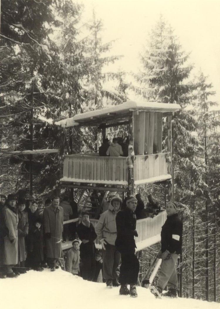 Vom einem Holzturm begutachteten und bewerteten die Kampfrichter die Springer. Gesprungen wurde in Schnaittach bis 1970, als ein Erdrutsch den Aufsprunghügel zerstörte. Der Kampfrichterturm wurde schließlich 1979 abgerissen und beim Sonnwendfeuer verschürt.