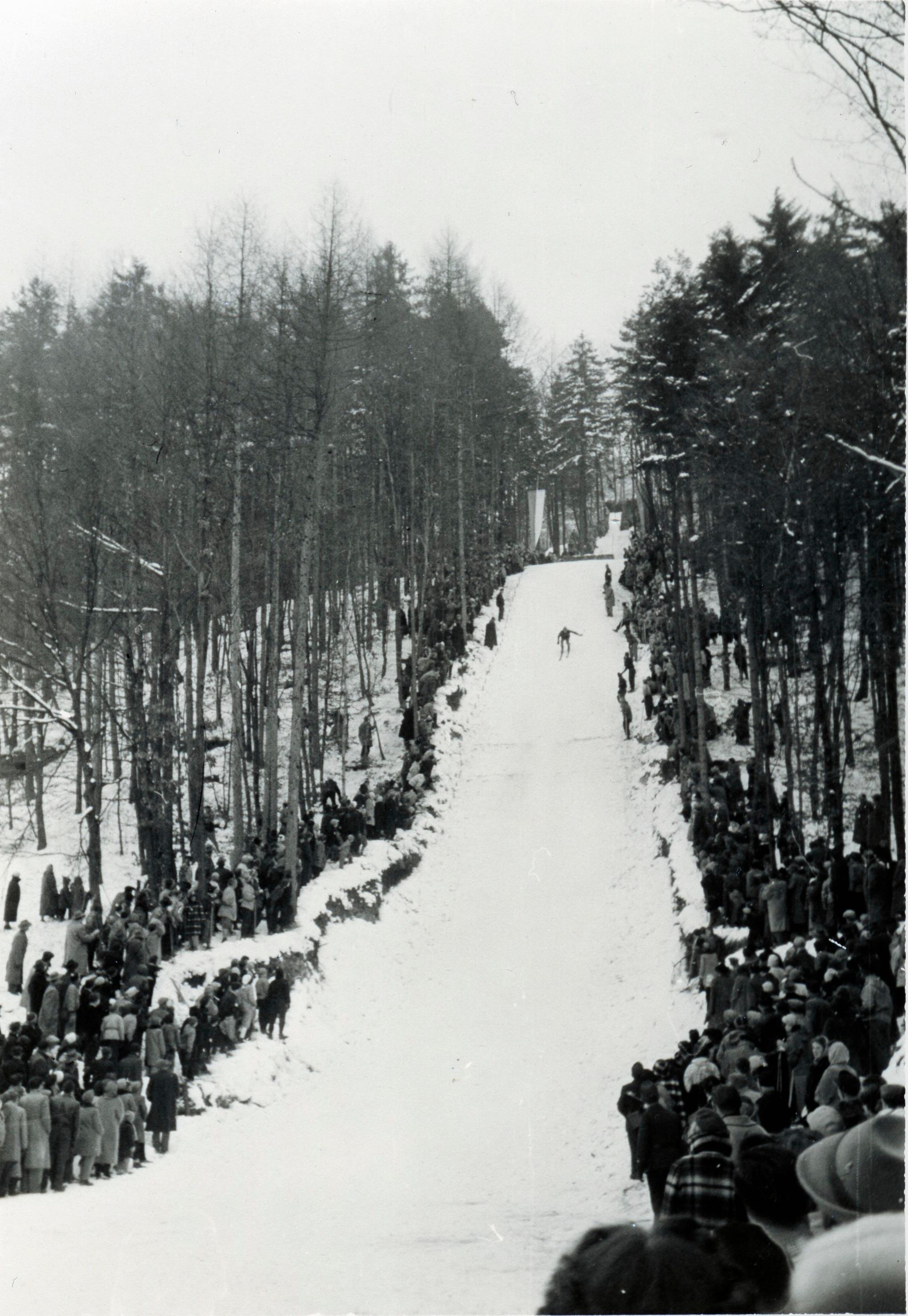 Den Schanzenrekord am Rothenberg stellte Kurt Richter im Jahr 1959 mit einem 52 Meter weiten Satz auf. Damals boomte das Skispringen überall in der Region. Es gab sogar die Überlegung, in Rothenburg, Artelshofen, Etzelwang und Schnaittach eine Vierschanzentournee durchzuführen.