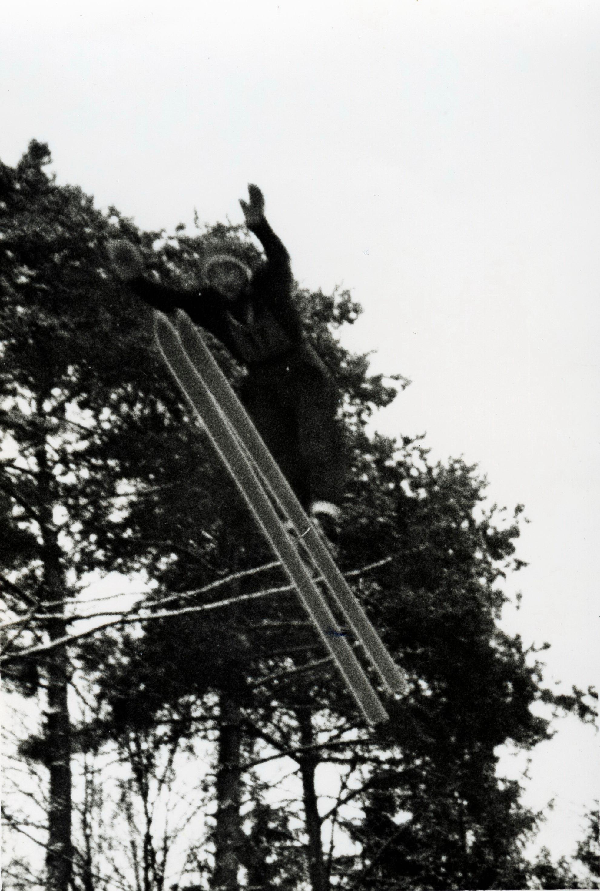 Damals sprangen die tollkühnen Recken noch mit weit nach vorne gestreckten Armen den Hang hinunter. An der Pegnitzer Hainbergschanze etwa segelten sie auf diese Weise fast 50 Meter weit.