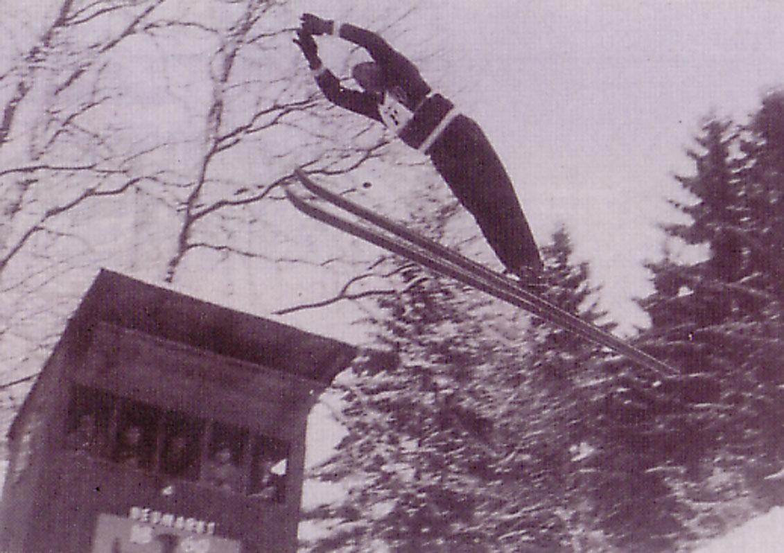 Immerhin bei 34,5 Metern liegt der Schanzenrekord bei der Sepp-Hanel-Schanze beim Neumarkter Höhenberg, dessen Kampfrichterturm hier im Bildhintergrund zu sehen ist.
