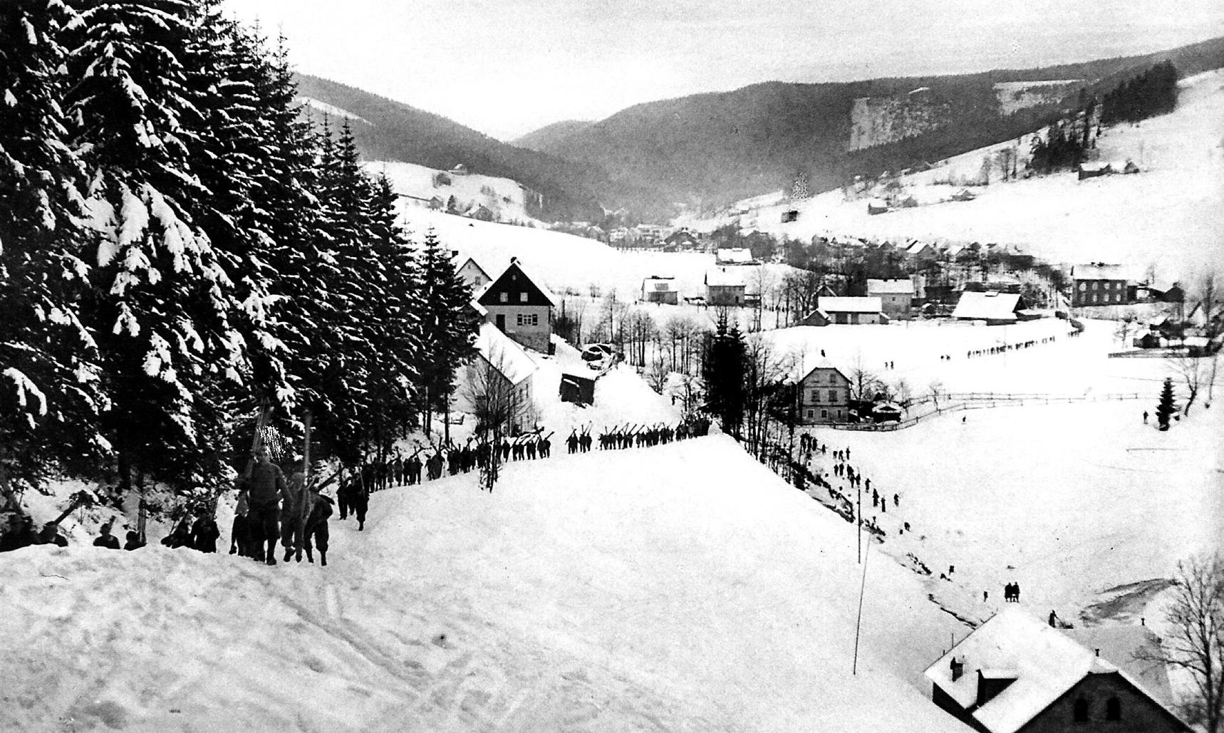 ...wanderte weiter hinauf nach Fleckl und zum Ochsenkopf, um sehr viel längere Abfahrten genießen zu können. Das lange Menschenband vom Warmensteinacher Bahnhof hinauf in die Berge glich einer Pilgerprozession.