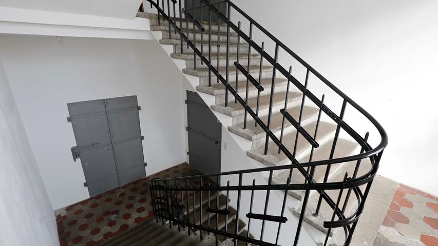 Im Treppenhaus blieben die alten Stufen und das schmiedeeiserne Geländer erhalten. "Man darf nicht alles glätten", findet der Architekt.